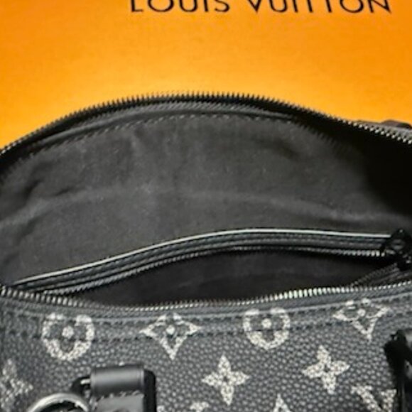 High Quality Fashion Top Handle Bag-Stunning in Gorgeous BLACK with Silver 30cm! - Picture 14 of 14